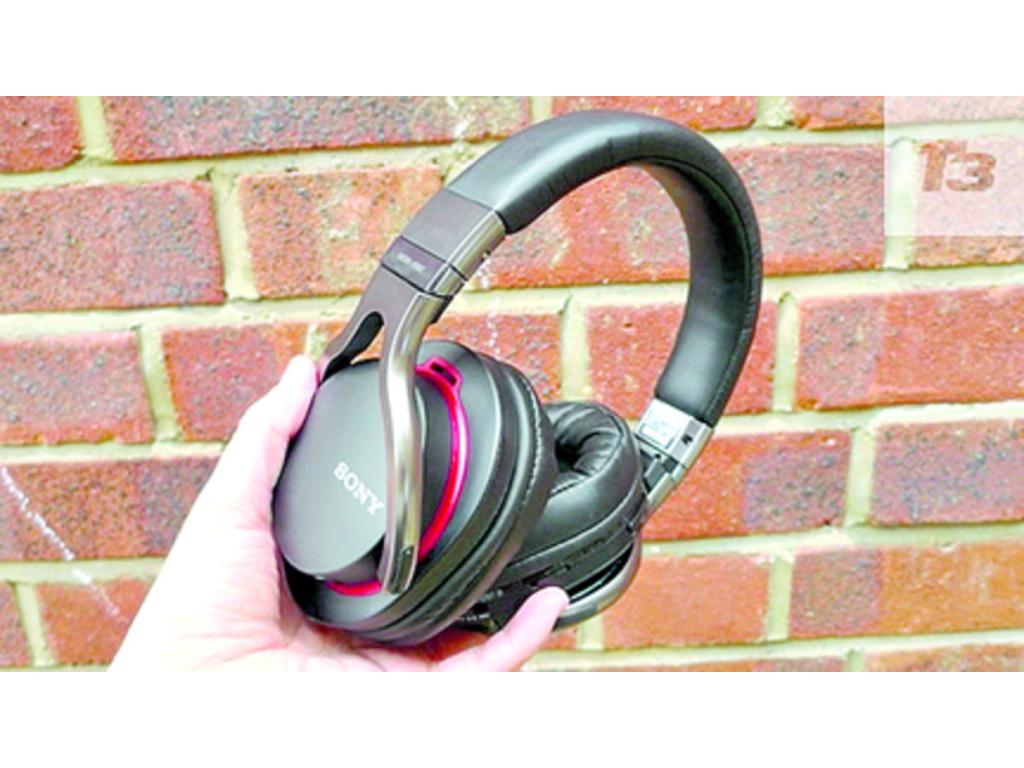 Audífonos Sony MDR-1. Buena calidad de sonido y la posibilidad de funcionar sin cables. Además, cuenta con la posibilidad de pasar canciones con solo acercar un teléfono. Esto lo hace a través de NFC.