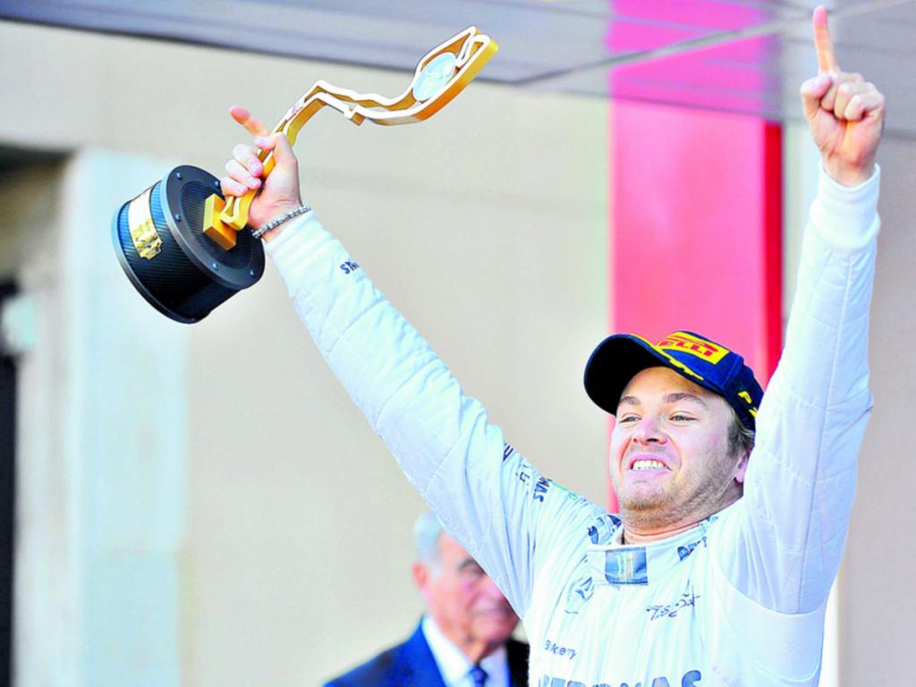 El piloto alemán Nico Rosberg celebra la victoria en el Gran Premio de Mónaco, dando a Mercedes su primer triunfo en la campaña, en una carrera cargada de colisiones. (EFE)