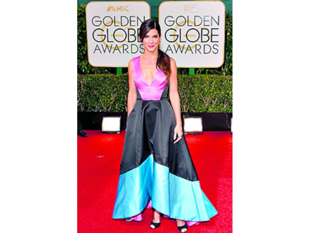 Erró t ese vestido de Prabal Gurung. La combinación de colores y ese escote no le hicieron mucha justicia a su cuerpo ni al área de sus senos.(Peores atuendos, Sandra Bullock)