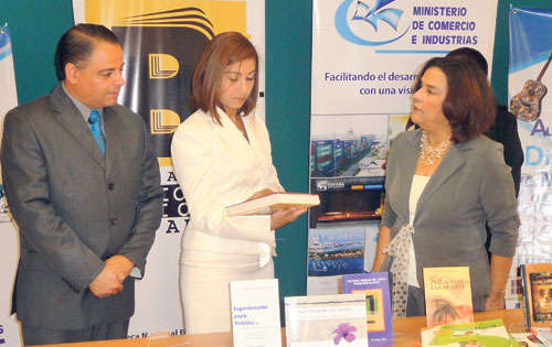 <p>Virgilio Sousa, Yasmina Pimentel y María Majela Brenes, directora de la BINAL.</p>