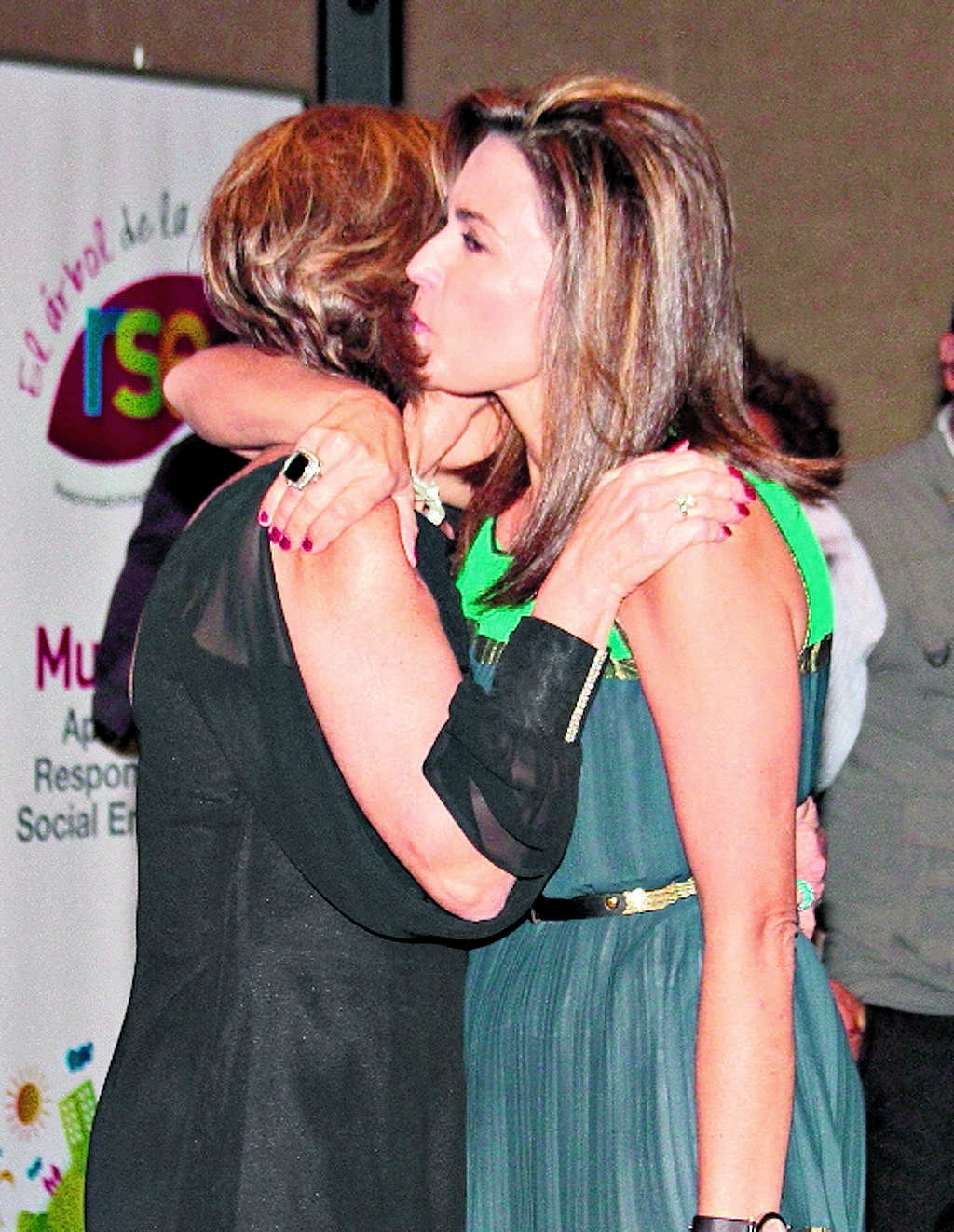 7. Estela Alemán se abraza con Luz Botero.