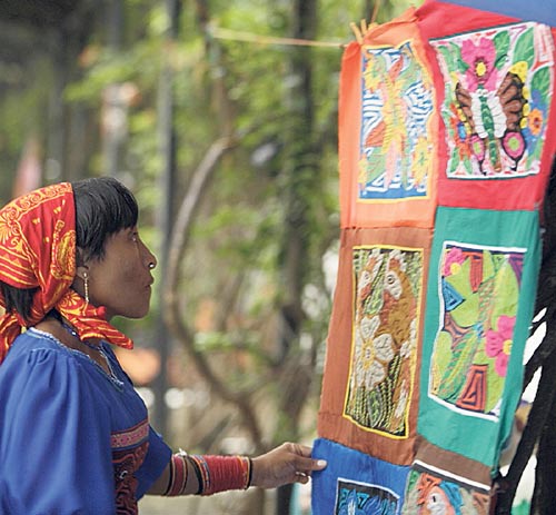 <p>Colorido. Las molas se caracterizan por sus llamativos bordados.</p>