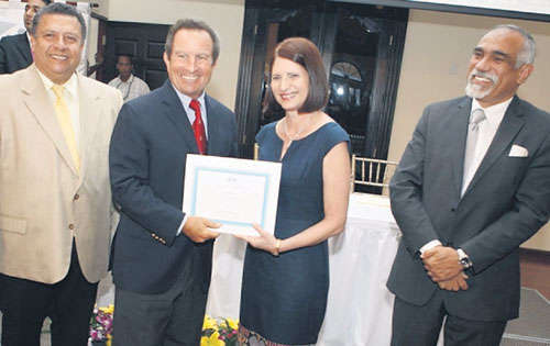 <p> La primera dama de la República, Marta Linares de Martinelli, entregando certificado. </p>