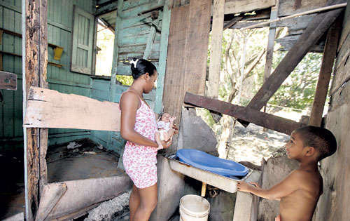 <p>Peligro. Familias se mantienen en los viejos caserones.</p>