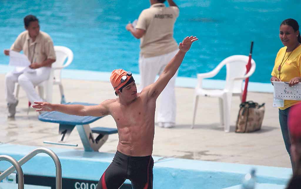 <p>A lo grande. Este chico imita a su ídolo Michael Phelps.</p>