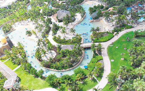 <p>Diversión. Del parque Aquaventure destaca su Templo Maya, una caída de agua de más de 18 metros de alto, que ofrece una cercana visión de criaturas marinas como tiburones.</p>