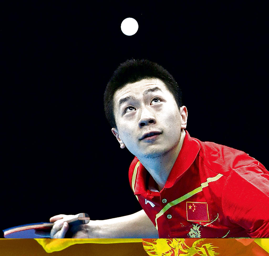 Precisión. Long devuelve la pelota a Ryu Seungmin.(EFE)