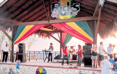 <p>Divertido. La música y el ritmo, propio de esta isla caribeña, no puede faltar en tu visita a Negril, de seguro te encantará.</p>