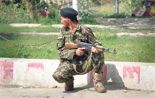 <p>Protección. Un soldado afgano vigila las calles de Kabul.</p>