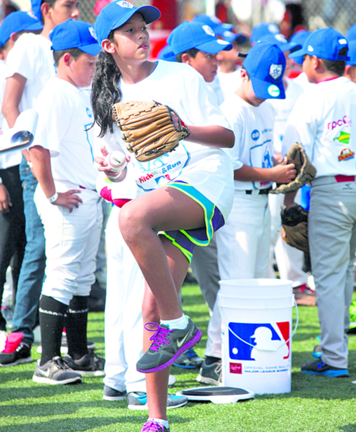 Hasta las princesas de la casa mostraron que saben jugar al béisbol, y formaron parte del Pitch, Hit & Run.(Alberto Ortega)