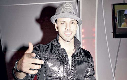 <p>Raphy estuvo presente en la Teletón 20-30.</p>