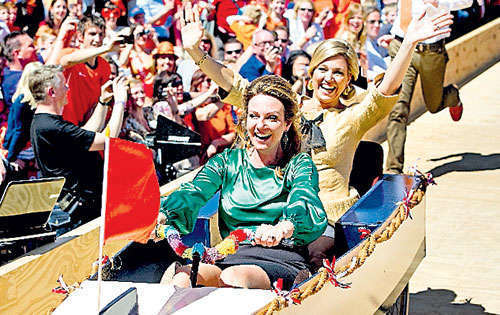 <p>Diversión. La princesa Annette y la princesa Máxima participan en una carrera durante las celebraciones.</p>