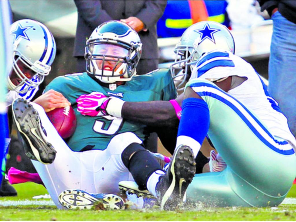 El quarterback Nick Foles, de los Eagles de Filadelfia, se lamenta después de sufrir un golpe en el encuentro contra los Cowboys.(AP)