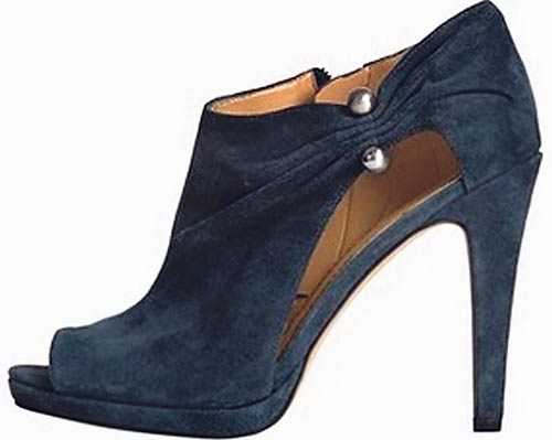 <p>Nine West nos trae su nueva línea de zapatos. Esta opción en azul de gamuza y abierto a un costado es apta para los días húmedos y secos.</p>