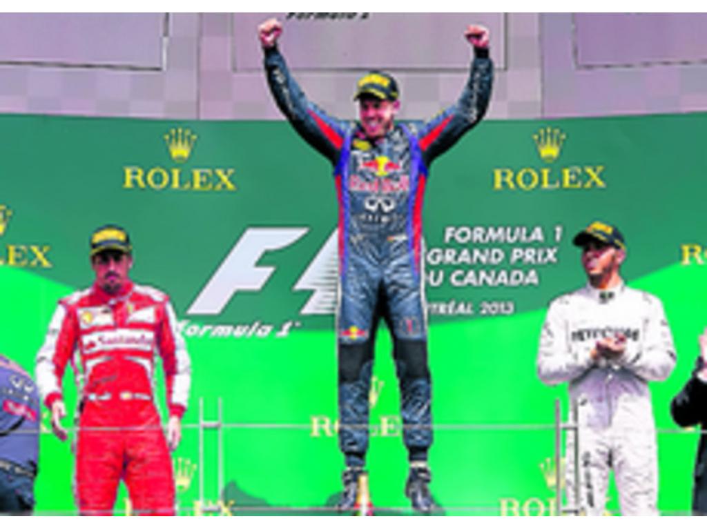 Acompañaron al alemán Sebastian Vettel en el podio de ganadores el español Fernando Alonso (izq.) y el británico Lewis Hamilton, segundo y tercer lugar, respectivamente. (AP)