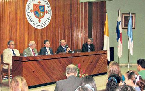 <p>Foro enfocado en el tema Educación superior: retos e impacto en la sociedad.</p>