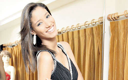 <p>Drapeado. Fabuloso este vestido negro drapeado en el busto y con tejidos en plateado. Super chic acompañándolo con aretes y pulsera de brillantes. </p>
