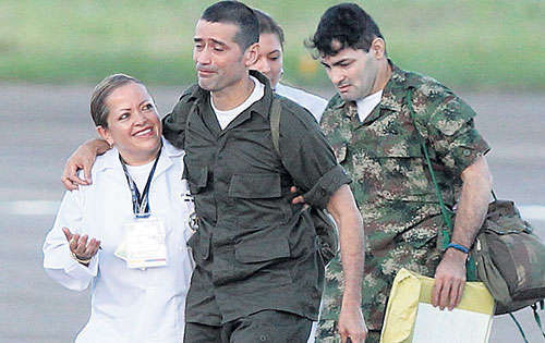 <p>Compañía. José Libardo Forero, junto a Carlos Duarte, quien trajo un puerco de monte.</p><p>Tristeza. Jorge Trujillo Solarte (2 i) y el sargento del Ejército, Luis Alfonso Beltrán Franco.</p>