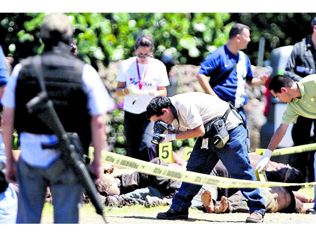 Los forenses analizan la escena del crimen.(EFE)
