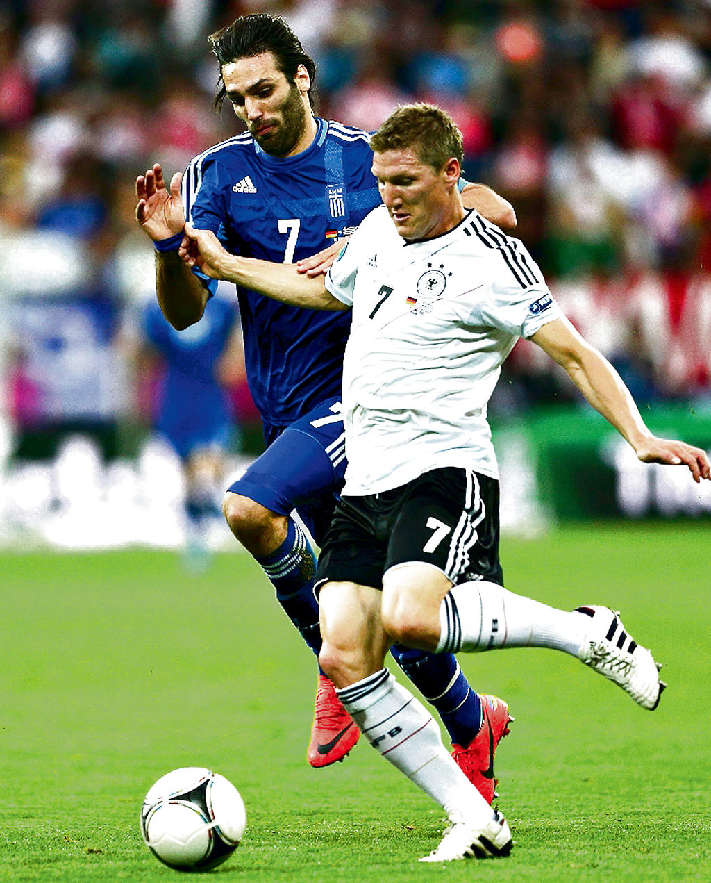 Ataque. Los defensores de Grecia no pudieron detener el poder ofensivo de Bastian Schweinsteiger (der.).(EFE)