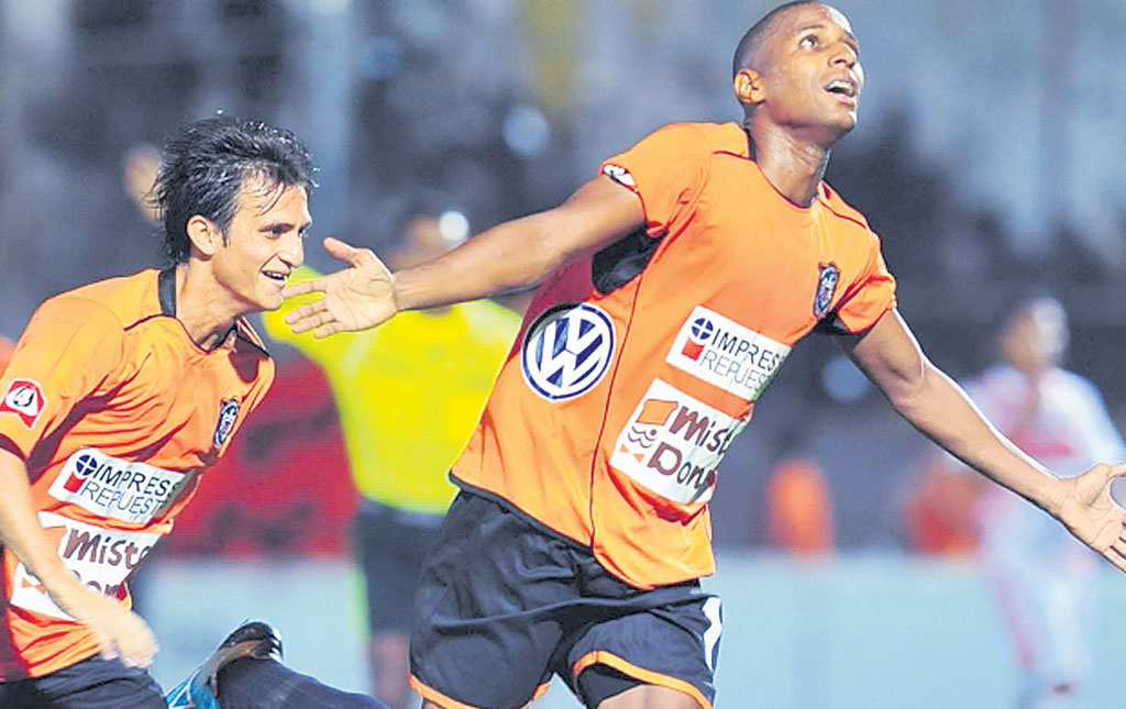 <p>Marcó. El ariete istmeño anotó un gol en la final.</p>