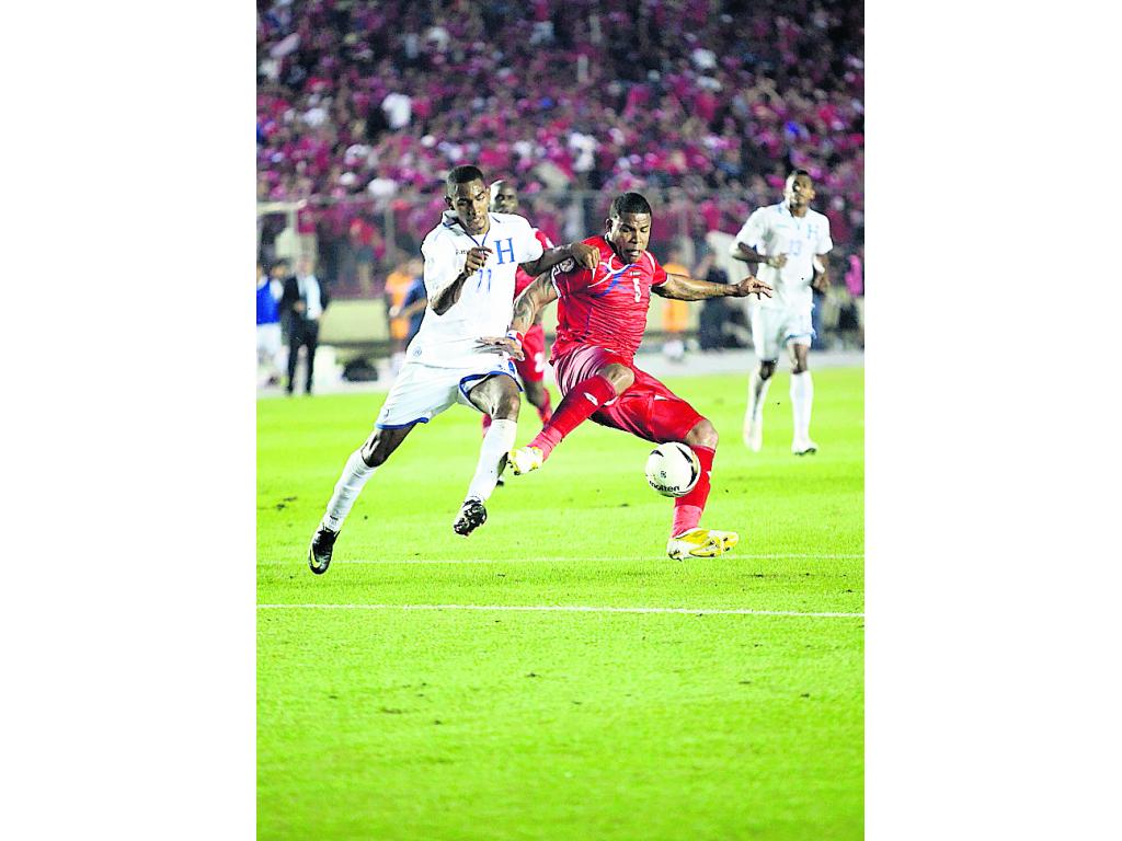 Disputa. Román Torres (5) pelea el balón contra Jerry Bengtson, de Honduras.(Foto Anayansi Gamez)
