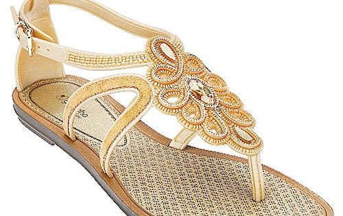 <p>Flats. Grendha by Shakira puedes caminar con ellas en la playa, al mismo tiempo que luces como una diosa.</p>