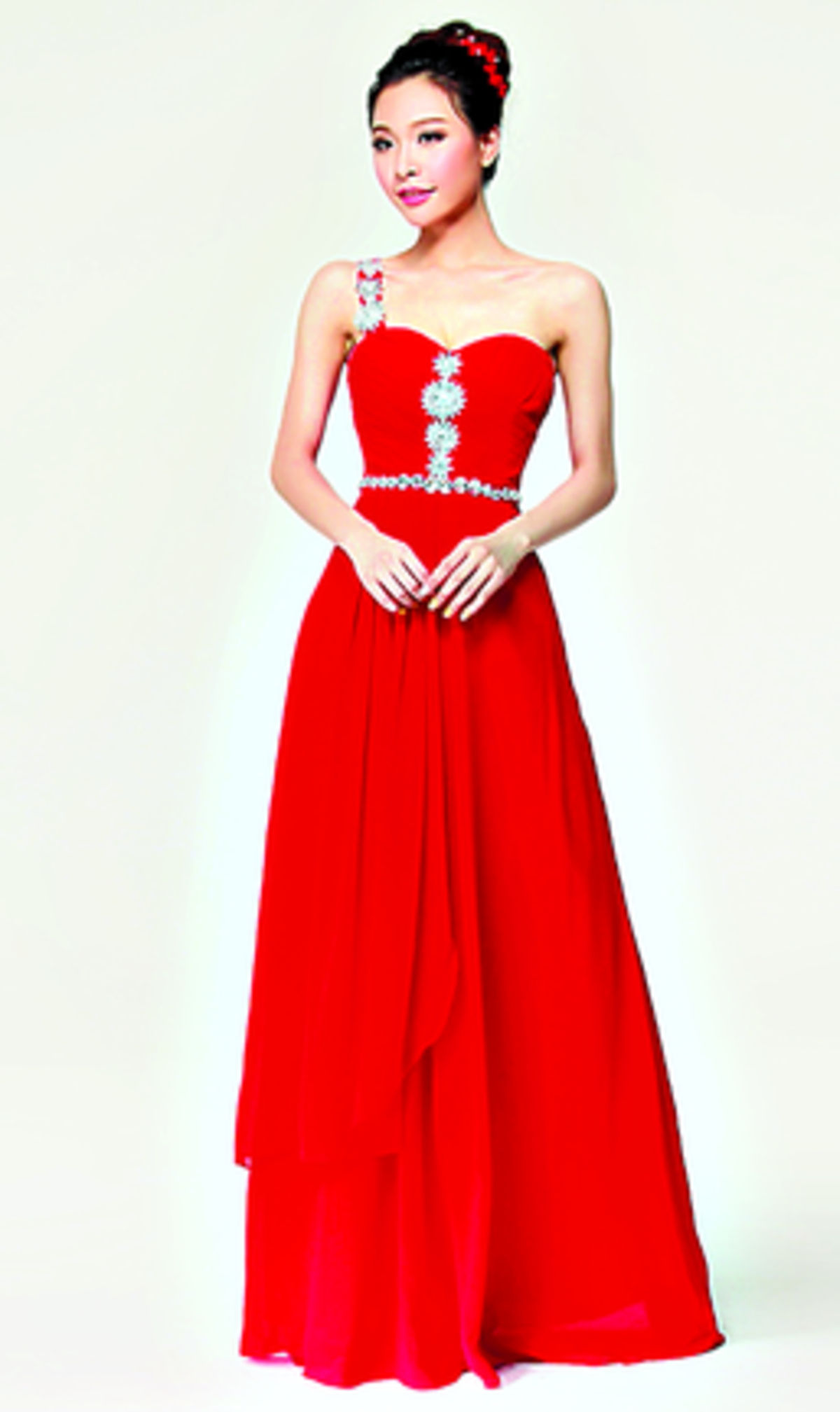 Rojo pasión. Este color no pierde vigencia por más que pasen los años. Este es un atuendo que se debe tomar en cuenta si la persona asistirá a una cena especial de fin de año. El chiffon es protagonista.