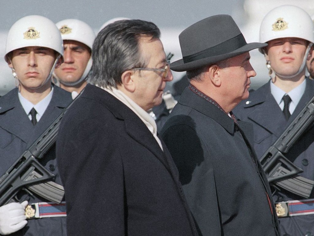 El líder soviético Mikhail Gorbachev, la derecha, y el primer ministro italiano Giulio Andreotti inspeccionar la guardia de honor en el aeropuerto de Roma Leonardo da Vinci.
