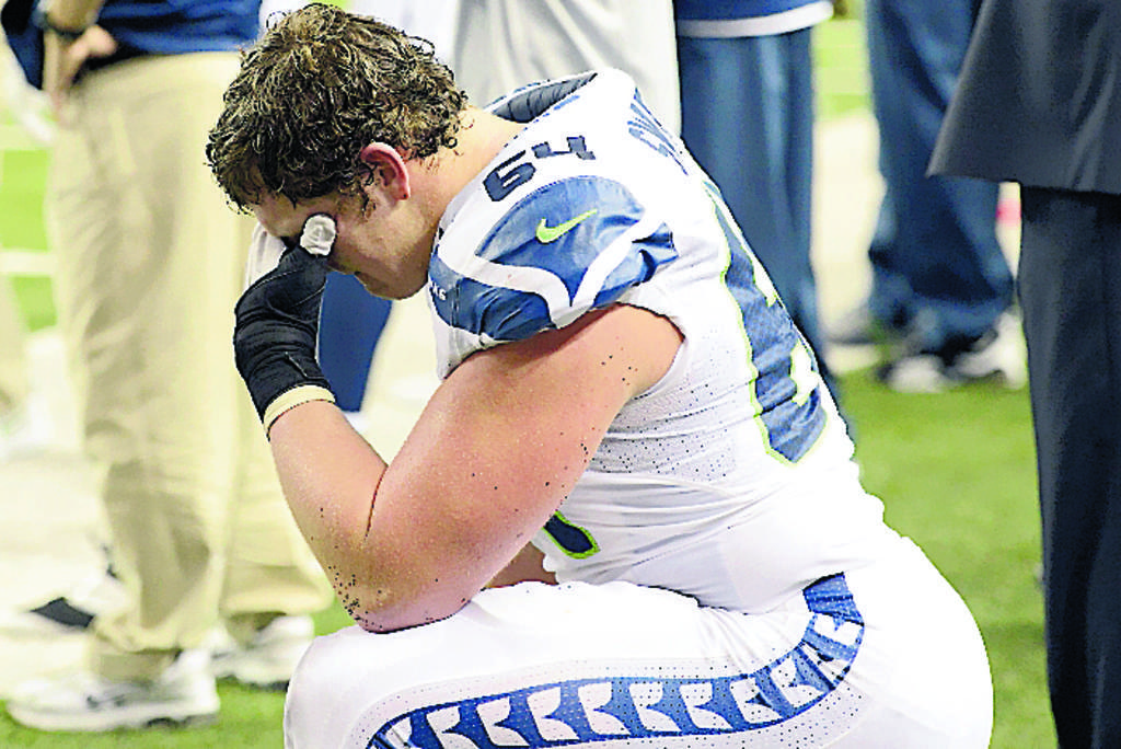 Momento. J.R. Sweezy, de Seattle, lamentándose.(AP)