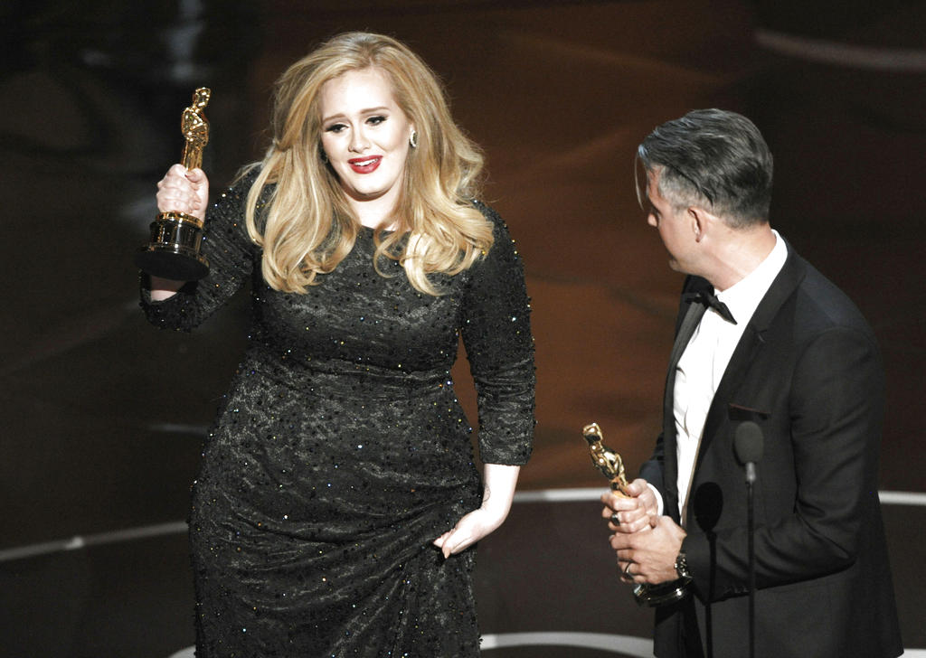 Adele recibe el premio. AP<br>