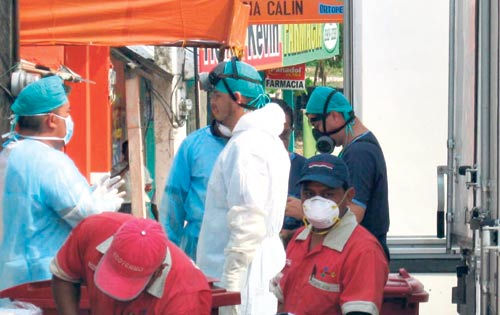 <p>Difícil labor. Médicos forenses identifican a las víctimas.</p>