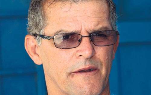 <p>Técnico. Carlos Pérez llegó este año al Árabe para enderezar su rumbo, pero no le han salido las cosas.</p>