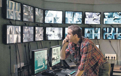 <p>Ryan Reynolds. Es Matt Weston, quien está a cargo de una casa de seguridad. </p>