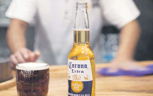 <p>Corona. La Cervecería la importa.</p>
