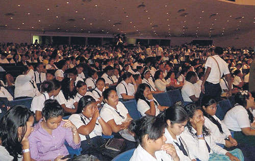 <p>Concentrados. Los estudiantes analizaron cada palabra.</p>