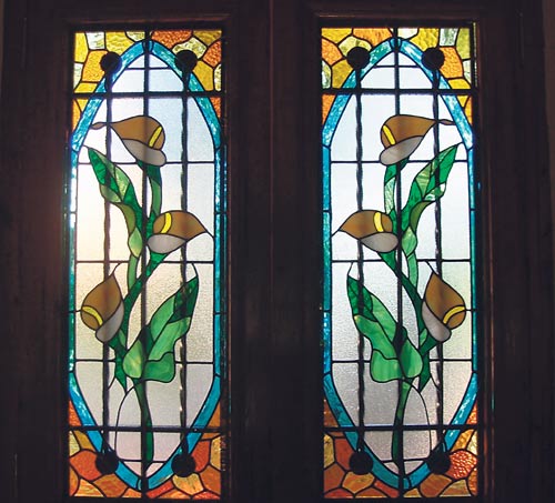<p>Puertas. Vitrales colocados en raja en técnica de plomo.</p>