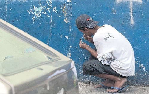 <p>Descaro. Un joven consume crack en las calles.</p>