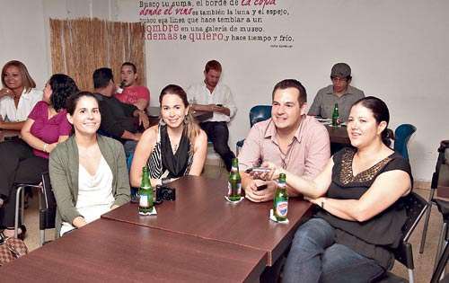 <p>Público. El selecto grupo disfrutó el talento del artista.</p>