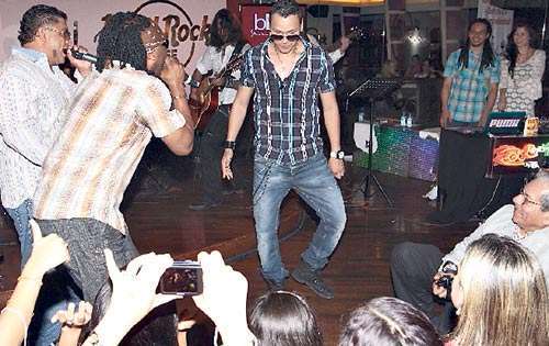 <p>Nigga. Le demostró a Principal sus dotes de bailarín.</p>