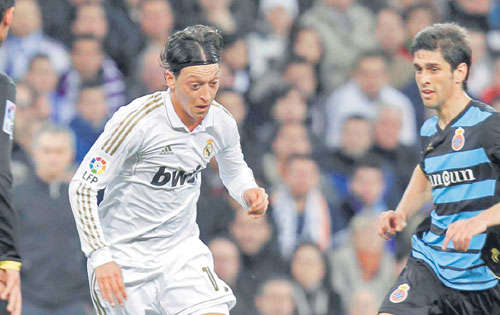 <p></p><p>Preciso. Mesut Özil (izq.) manejó los hilos del Real Madrid.</p>