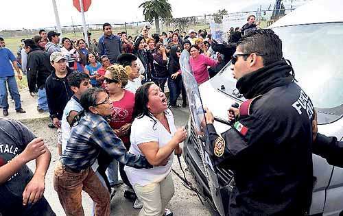 <p>Disgusto. Familiares de los detenidos chocan con miembros de la Policía.</p>