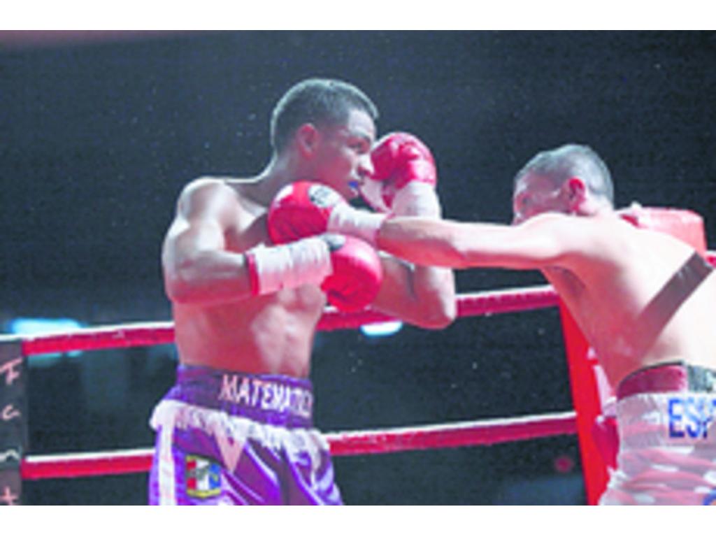 El criollo Edwin La Pantera Díaz (dcha.) dejó claro que él fue mejor boxeador que su compatriota Dirceu El Explosivo Cabarca.(Anayansi Gamez)