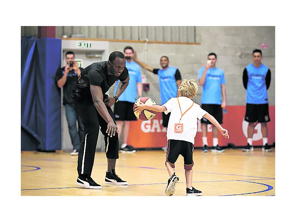 Emoción. Bolt se divierte con un niño en Nueva Zelanda.(AP)