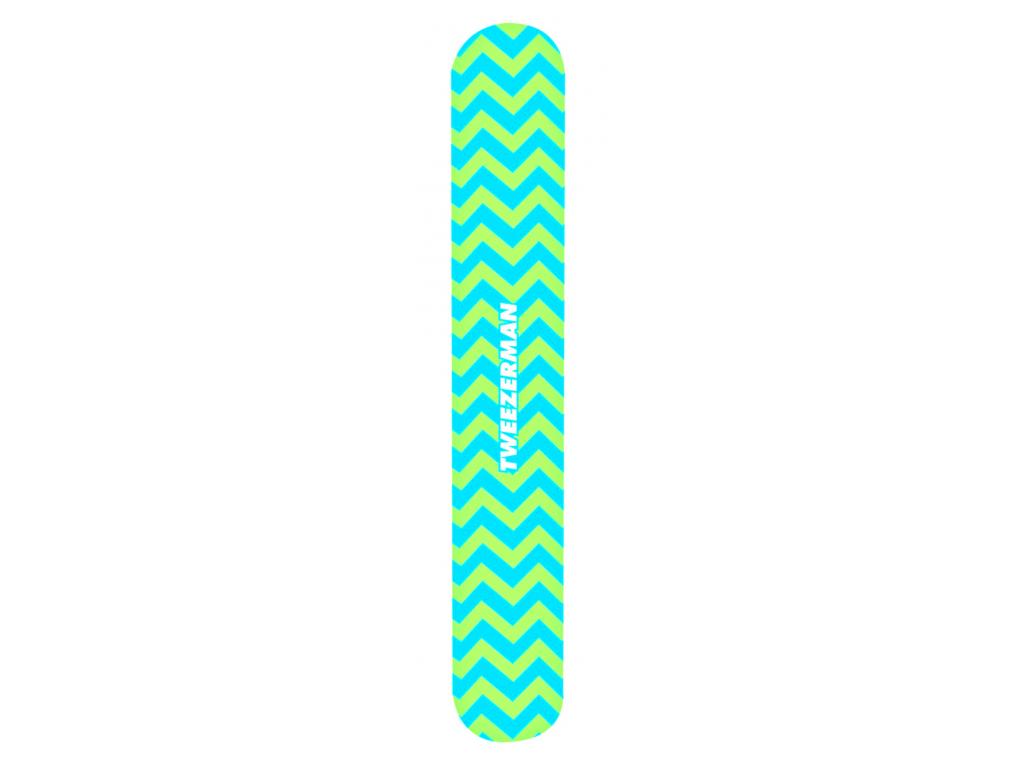 Colorida lima para las uñas con un diseño moderno. Viene con estuche de plástico para que se guarde fácilmente en la cartera. Se adquiere en La Riviera.