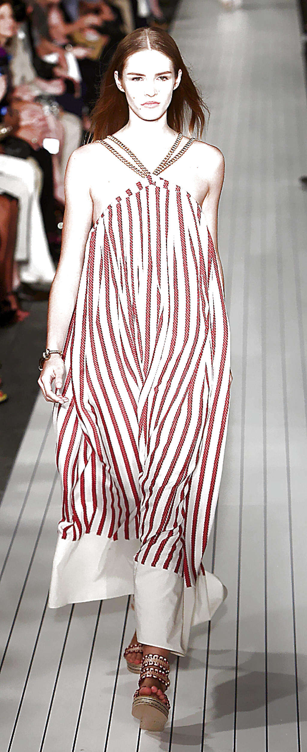 Trajes. Se destacaron de todas las formas: cortos y largos, entre los que sobresalieron varias apuestas de vestido trapecio en rojo y mostaza con rayas.(AP.)
