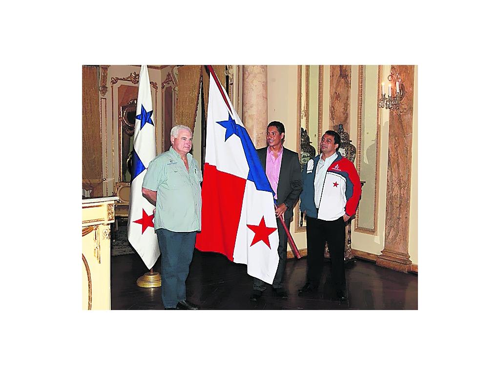 Acto. Barría recibe la bandera de manos del Presidente.(Cortesía)