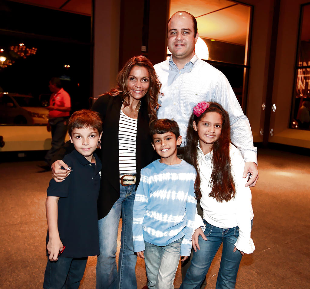 Rafael Alemán, Mónica de Alemán, Miguel Alemán, Miguel Alemán (padre) y Sofía Alemán.()