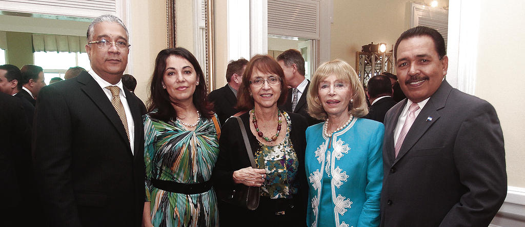Philippe Archer, embajador de Haití; Johana de Archer; Ana Berta de Alberto, embajadora de Argentina; Stella de García, embajadora de Guatemala, y Arnoldo Bernal Chévez, embajador de El Salvador.()