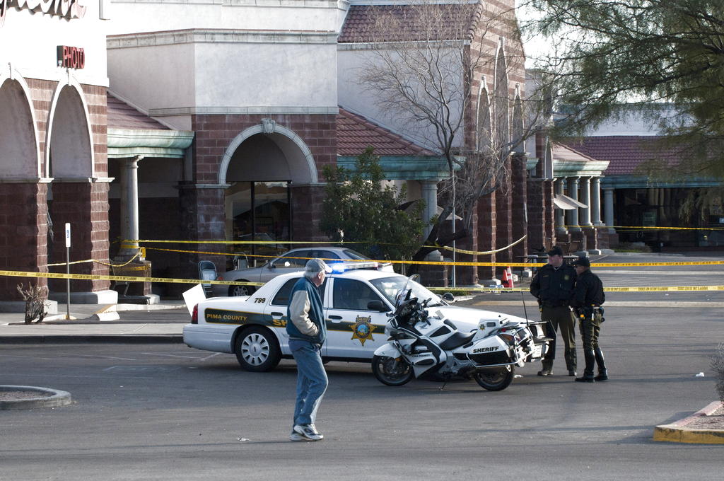 Fotografía de archivo del 10 de enero de 2011, que muestra acordonado por las autoridades el sitio del tiroteo a la excongresista Gabrielle Giffords. EFE<br>